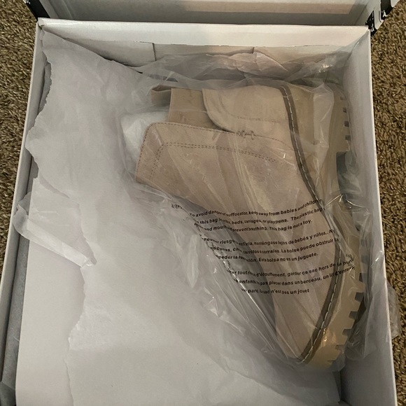 Brand new size 7 tan/cream dolce vita Chelsea boot - Picture 10 of 10